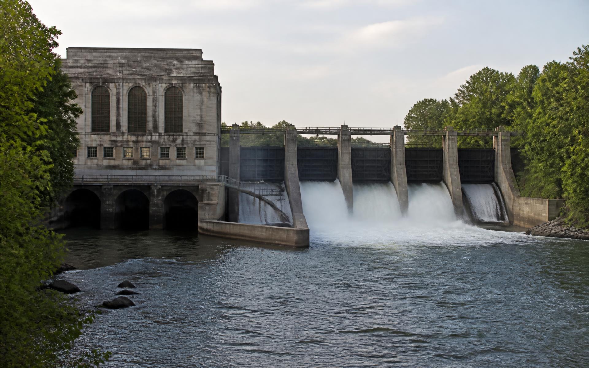 The Catawba River dam that impounds Mountain Island Lake